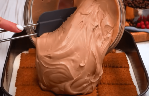 Jednoduchý recept na smetanový dort s krémem a oplatkovým základem