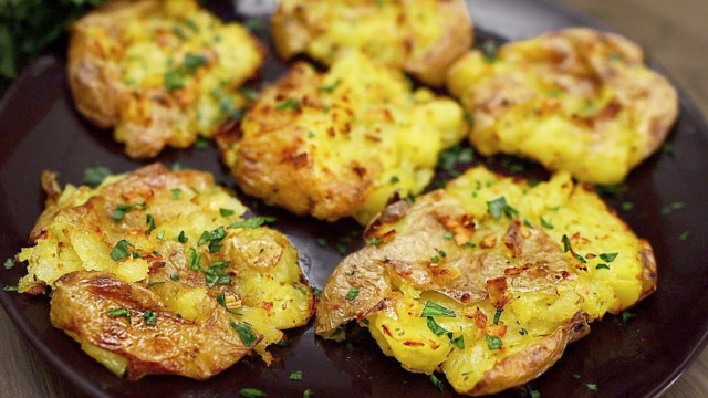 Jednoduché, ale fajnové zapečené brambory s bylinkovým máslem - ingredience máte doma!