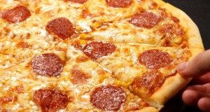 Dokonalá domácí salámová pizza z ingrediencí, které máme běžně doma! Vynikající domácí pizza ze snadných ingrediencí, které máte doma!