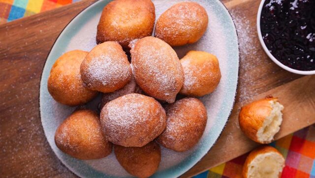 Lehké jogurtové koblihy s citronovou vůní: Sladká pochoutka k čaji Lehké jogurtové koblihy s citronovou vůní: Sladká pochoutka k čaji