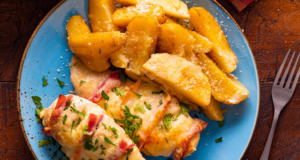 Zapečená kuřecí prsa se slaninou, sýrem a bramborami – lahodný a snadný recept do trouby Zapečená kuřecí prsa se slaninou, sýrem a bramborami – lahodný a snadný recept do trouby