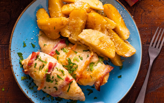Zapečená kuřecí prsa se slaninou, sýrem a bramborami – lahodný a snadný recept do trouby Zapečená kuřecí prsa se slaninou, sýrem a bramborami – lahodný a snadný recept do trouby
