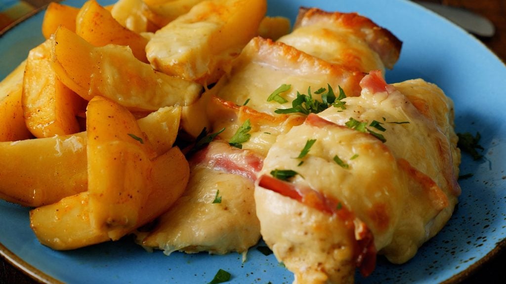 Zapečená kuřecí prsa se slaninou, sýrem a bramborami – lahodný a snadný recept do trouby