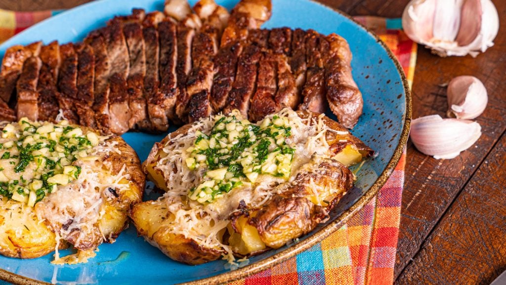 Šťavnatý hovězí steak s rozmarýnem a česnekovými bramborami s parmazánem