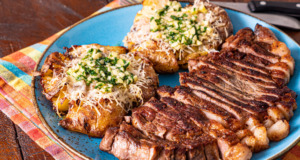 Šťavnatý hovězí steak s rozmarýnem a česnekovými bramborami s parmazánem Šťavnatý hovězí steak s rozmarýnem a česnekovými bramborami s parmazánem