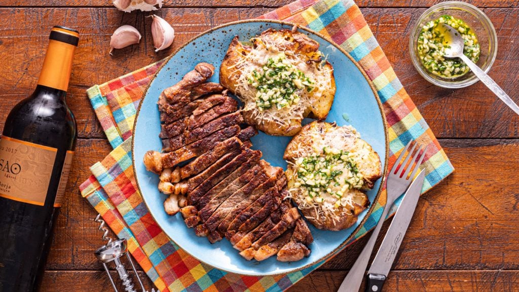 Šťavnatý hovězí steak s rozmarýnem a česnekovými bramborami s parmazánem