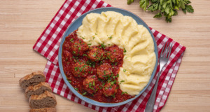 Recept na šťavnaté karbanátky s rajčatovou omáčkou a bramborovou kaší Recept na šťavnaté karbanátky s rajčatovou omáčkou a bramborovou kaší