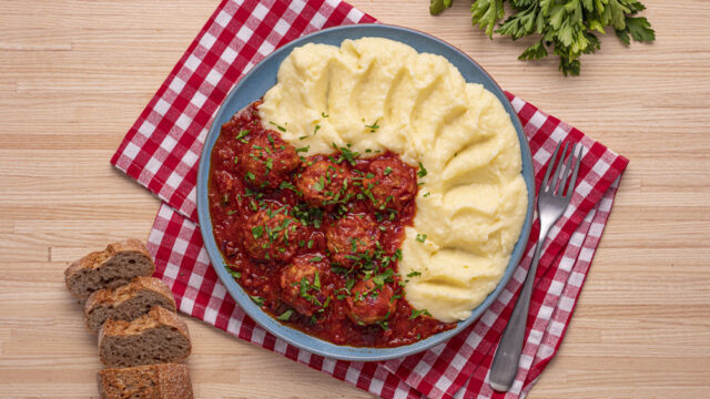 Recept na šťavnaté karbanátky s rajčatovou omáčkou a bramborovou kaší Recept na šťavnaté karbanátky s rajčatovou omáčkou a bramborovou kaší