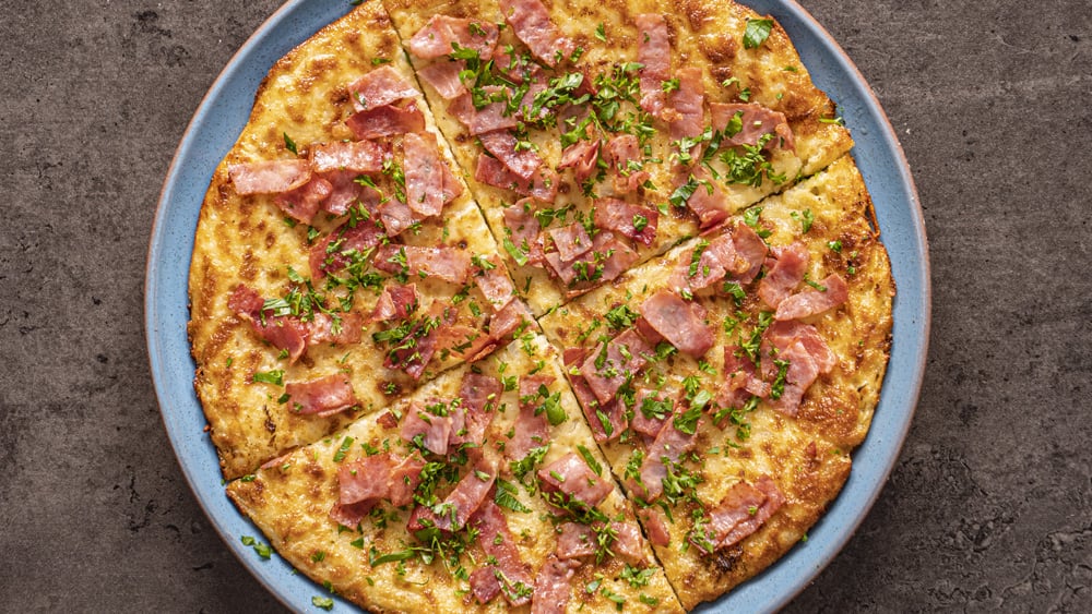 Křupavá bramborová pizza se slaninou a cibulí - rychlý a snadný recept na domácí pochoutku na pánvi