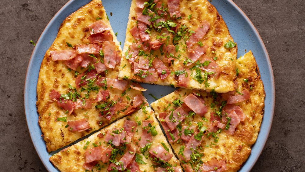 Křupavá bramborová pizza se slaninou a cibulí - rychlý a snadný recept na domácí pochoutku na pánvi