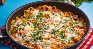Lahodné špagety se slaninou, rajčaty a rozpuštěnou mozzarellou – snadný recept na italskou klasiku Lahodné špagety se slaninou, rajčaty a rozpuštěnou mozzarellou – snadný recept na italskou klasiku