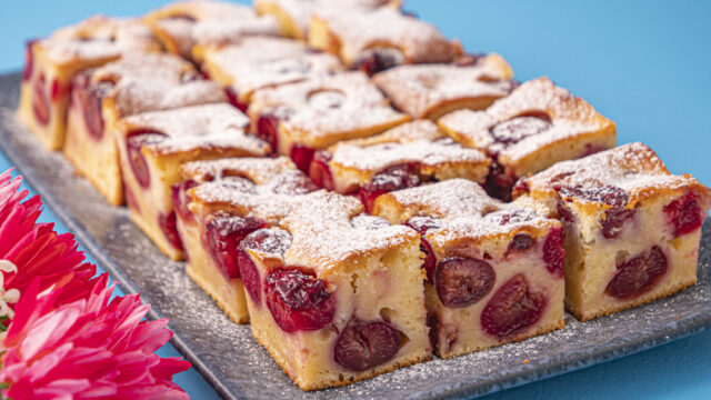 Jednoduchý třešňový koláč s jogurtem: Dokonalý dezert připravený za pár minut!