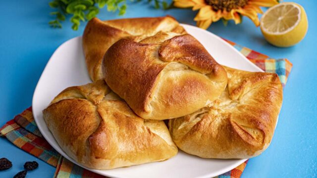 Tradiční tvarohové briošky s rozinkami z kynutého těsta – recept na nadýchané a voňavé pečivo Tradiční tvarohové briošky s rozinkami z kynutého těsta – recept na nadýchané a voňavé pečivo