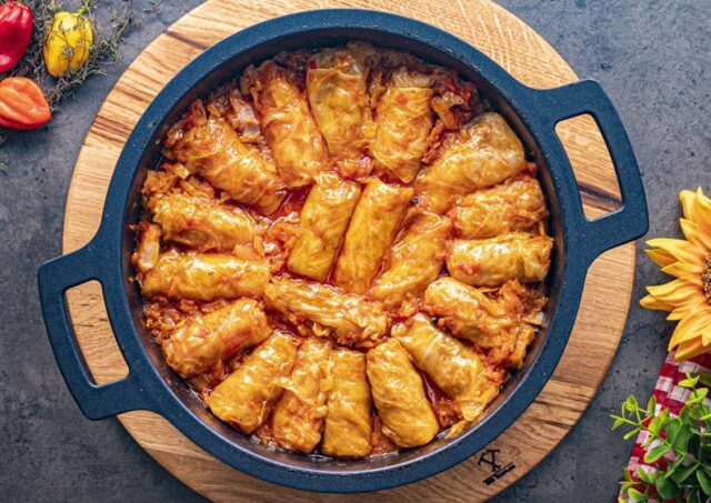 Pečené masové rolky v kapustových listech s uzeninou a rajčatovou omáčkou