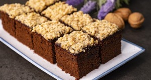 Kakaové brownies s rumovou příchutí a čokoládovou polevou s ořechy Kakaové brownies s rumovou příchutí a čokoládovou polevou s ořechy