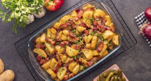 Pečené selské brambory se slaninou – vydatné jako příloha i jako hlavní jídlo