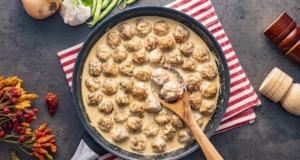 Vepřové kuličky ve smetanové omáčce, které vás nadchnou: Vyzkoušejte náš recept!
