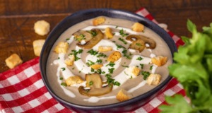 Vyzkoušejte náš osvěžující recept: Krémová houbová polévka