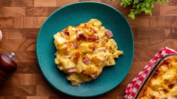 Zapékané brambory Carbonara - skvělá kombinace brambor, slaniny a smetany