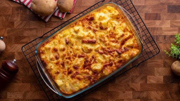 Zapékané brambory Carbonara - skvělá kombinace brambor, slaniny a smetany