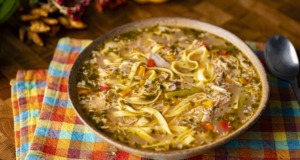 Krůtí polévka s domácími nudlemi a zeleninou – tradiční recept plný chutí Krůtí polévka s domácími nudlemi a zeleninou – tradiční recept plný chutí