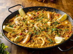 Španělská paella s kuřecím masem, kalamáry a krevetami – Snadný recept krok za krokem