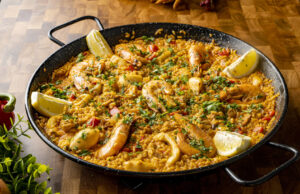 Španělská paella s kuřecím masem, kalamáry a krevetami – Snadný recept krok za krokem