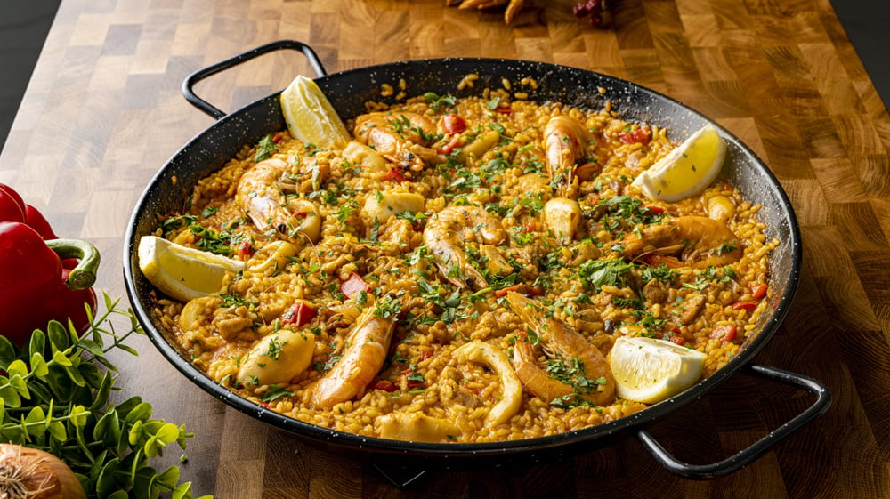 Španělská paella s kuřecím masem, kalamáry a krevetami – Snadný recept krok za krokem