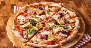 Pizza Capricciosa – dokonalé spojení šunky, hub, artyčoků a mozzarelly Pizza Capricciosa - dokonalé spojení šunky, hub, artyčoků a mozzarelly