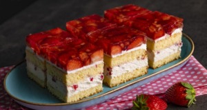 Dort s mascarpone krémem a jahodami se želatinou – Mňam!