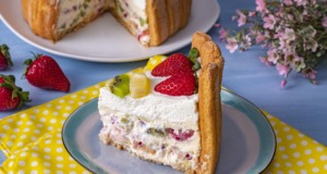 Lahodný šlehačkový dort s ovocem a piškoty – recept krok za krokem