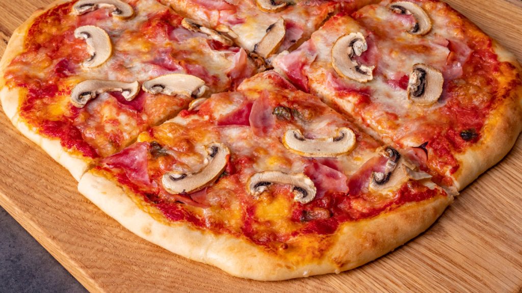 Domácí pizza s mozzarellou, žampiony a šunkou