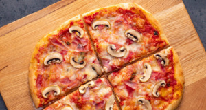 Domácí pizza s mozzarellou, žampiony a šunkou – krok za krokem Domácí pizza s mozzarellou, žampiony a šunkou
