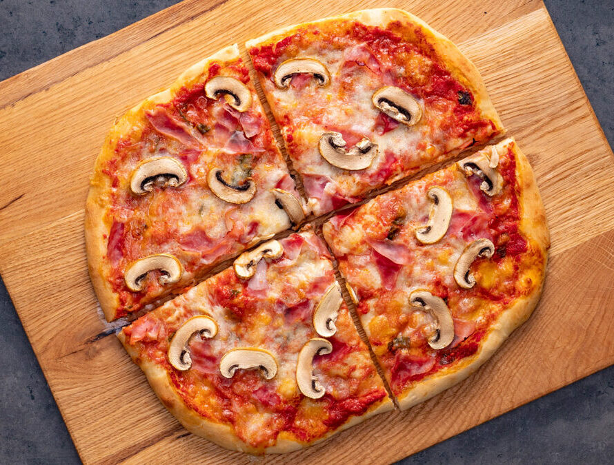 Domácí pizza s mozzarellou, žampiony a šunkou