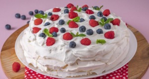 Dort Pavlova s čerstvým ovocem: Svěží varianta oblíbeného dezertu