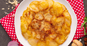 Jen 3 hlavní ingredience – Opékané brambory s cibulí a sýrem z jedné pánve Jen 3 hlavní ingredience - Opékané brambory s cibulí a sýrem z jedné pánve