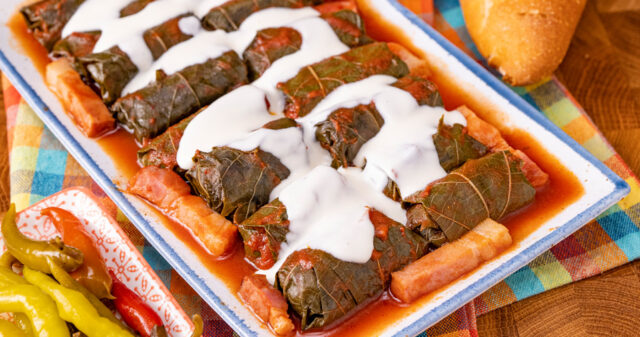 Tradiční plněné vinné listy s masem a rýží v rajčatové omáčce Tradiční plněné vinné listy s masem a rýží v rajčatové omáčce