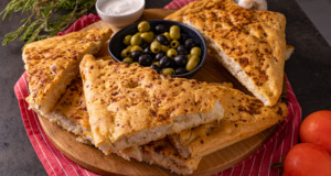 Česneková focaccia s rozmarýnem: skvělá chuťovka k pivu i vínu