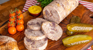 Domácí kuřecí šunka s česnekem a kořením – lahodná a jednoduchá Domácí kuřecí šunka s česnekem a kořením – lahodná a jednoduchá