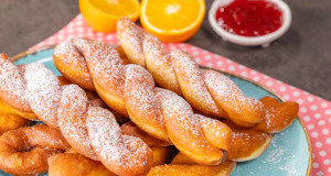 Nadýchané kroucené koblihy s citronovou vůní a vanilkovým nádechem Nadýchané kroucené koblihy s citronovou vůní a vanilkovým nádechem