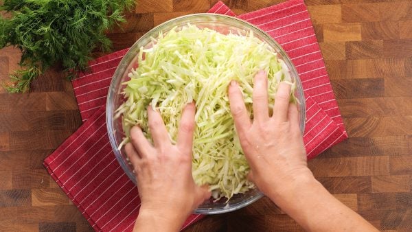 Dušené sladké zelí s uzenými vepřovými žebry - tradiční recept, který doma milujeme