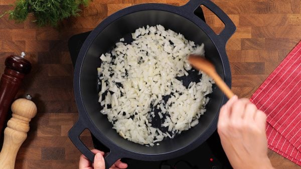 Dušené sladké zelí s uzenými vepřovými žebry - tradiční recept, který doma milujeme