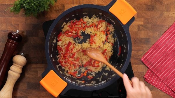 Dušené sladké zelí s uzenými vepřovými žebry - tradiční recept, který doma milujeme