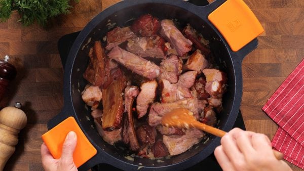 Dušené sladké zelí s uzenými vepřovými žebry - tradiční recept, který doma milujeme