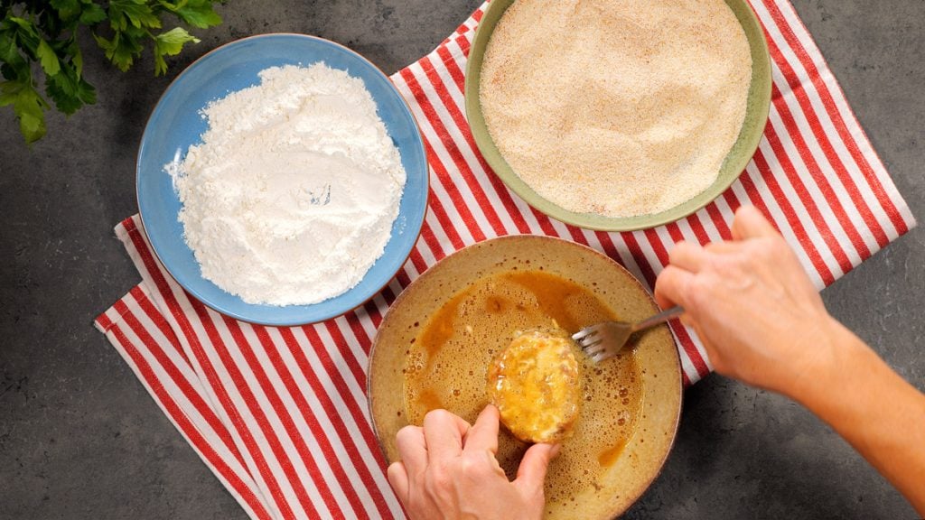 Šťavnaté mleté masové rolky plněné sýrem v křupavém obalu: recept na chutné a rychlé jídlo