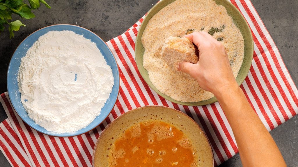 Šťavnaté mleté masové rolky plněné sýrem v křupavém obalu: recept na chutné a rychlé jídlo