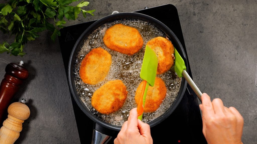 Šťavnaté mleté masové rolky plněné sýrem v křupavém obalu: recept na chutné a rychlé jídlo