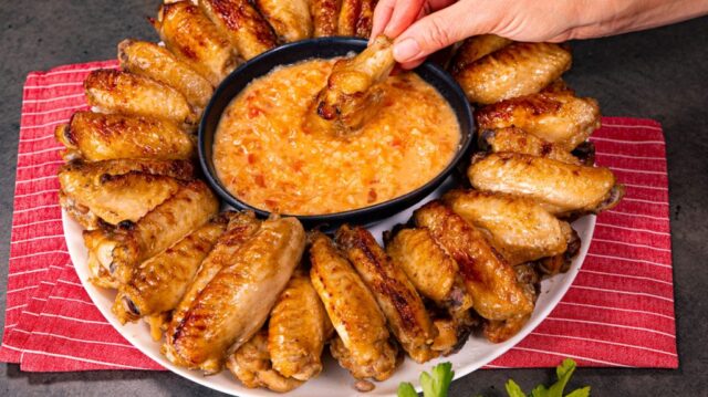 Pečená kuřecí křidélka v medovo-sójové marinádě s česnekovou omáčkou Pečená kuřecí křidélka v medovo-sójové marinádě s česnekovou omáčkou