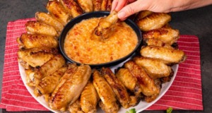 Kreativní recept: Marinovaná kuřecí křídla na bílém víně a medu s česnekovou omáčkou s rajčaty. Mňam!