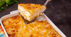 Pečené brambory s brynzou a sýrem: Snadný recept na vydatný oběd Pečené brambory s brynzou a sýrem: Snadný recept na vydatný oběd